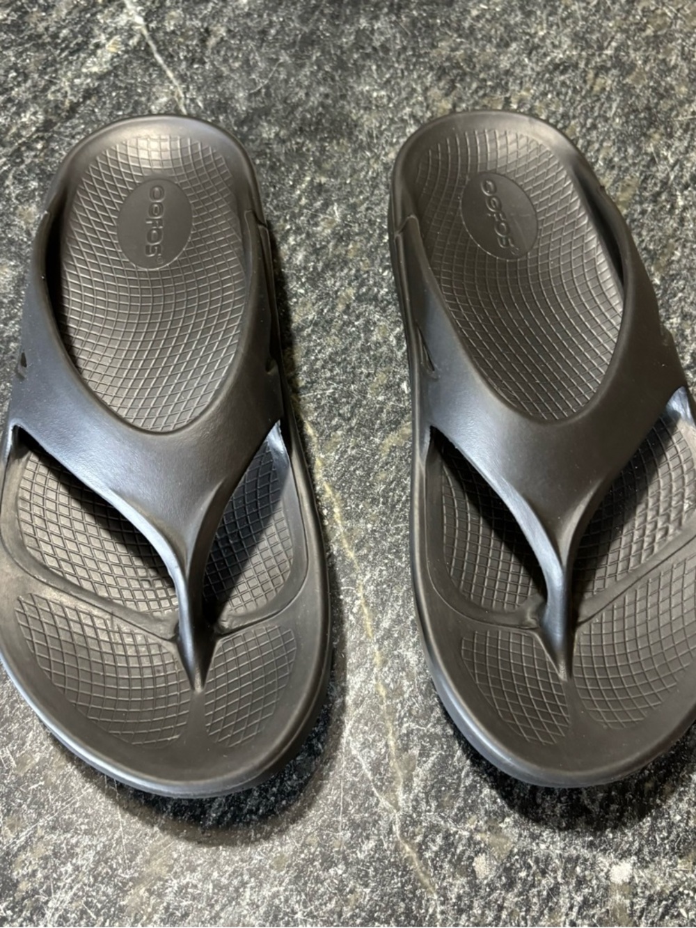 OOFOS Women's Recovery Flip Sandals in Black
